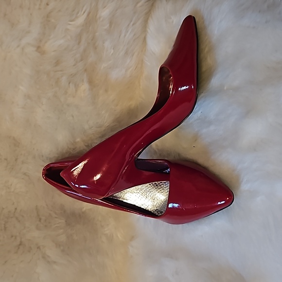 SHINY RED PUMPS - Picture 2 of 3